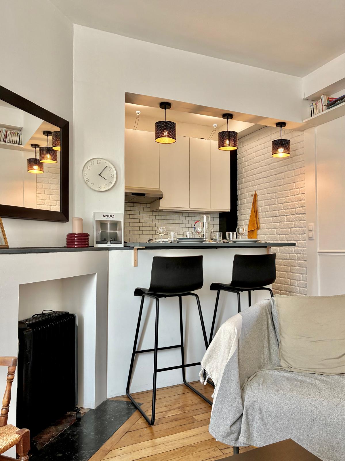 Open-plan kitchen and dining bar