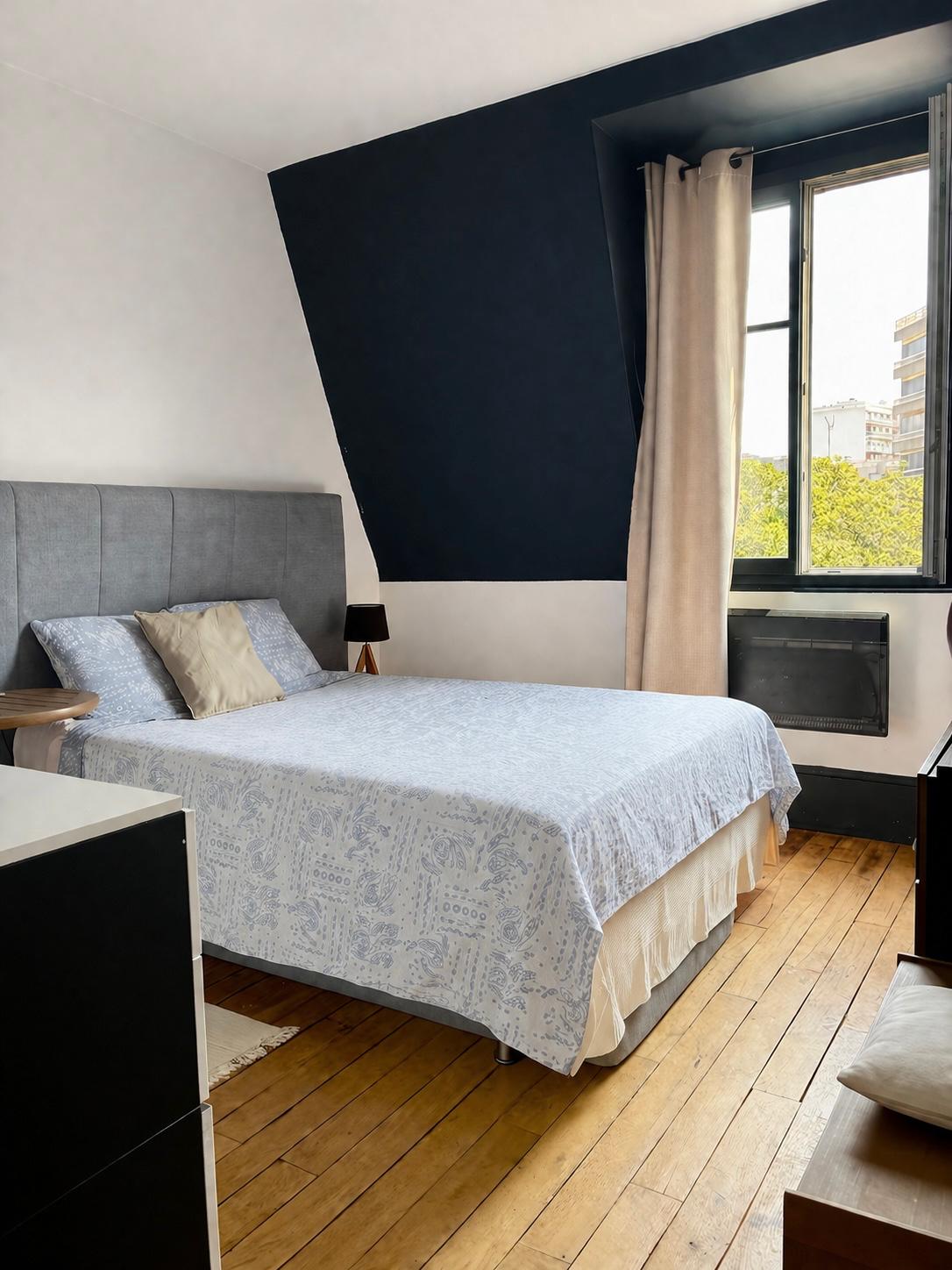 The bedroom, park side